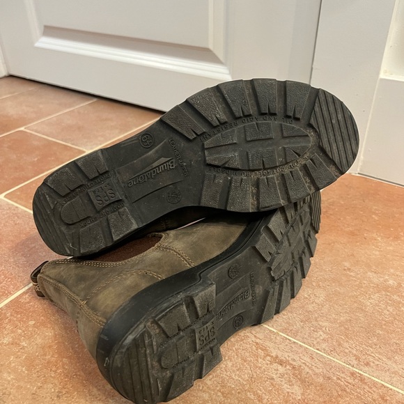 Blunstone size 9 1/2 . Barely used too small for me only worn two times. - Picture 3 of 4